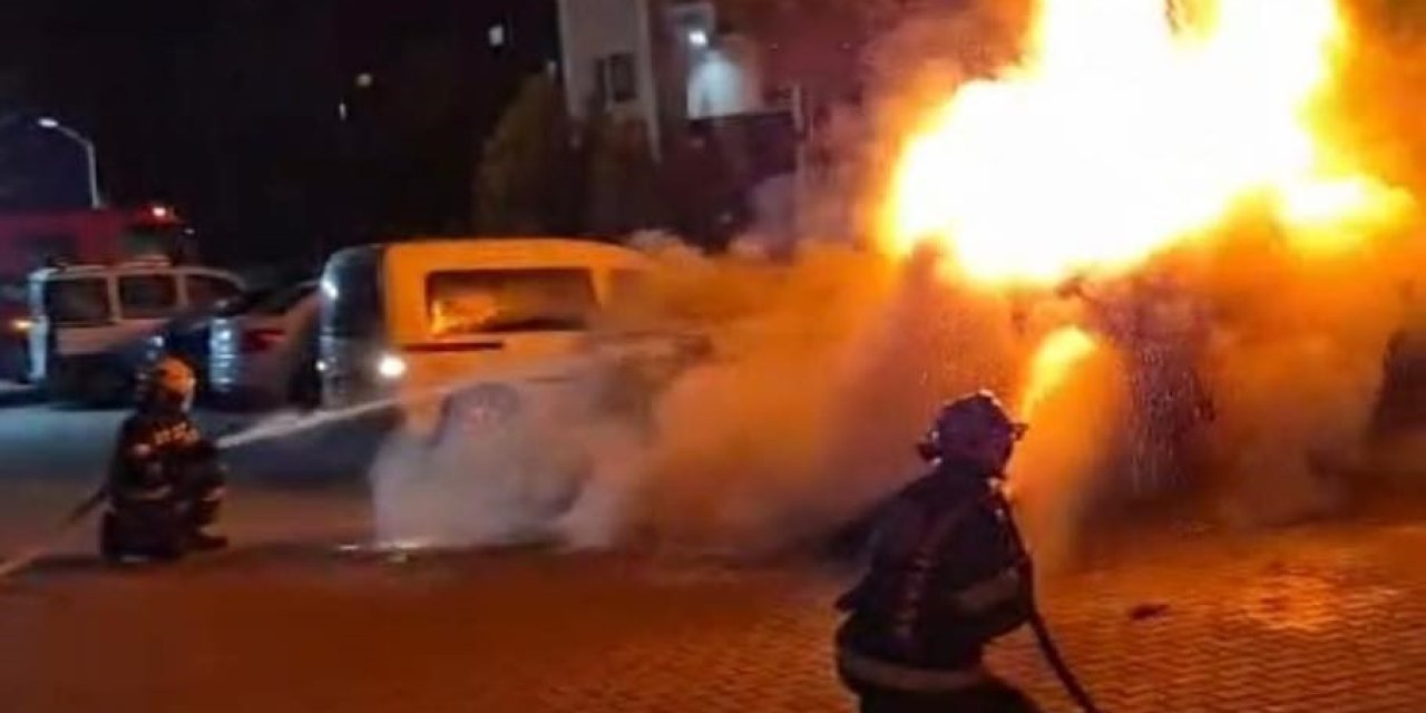 Denizli’de park halindeki araç alev alev yandı