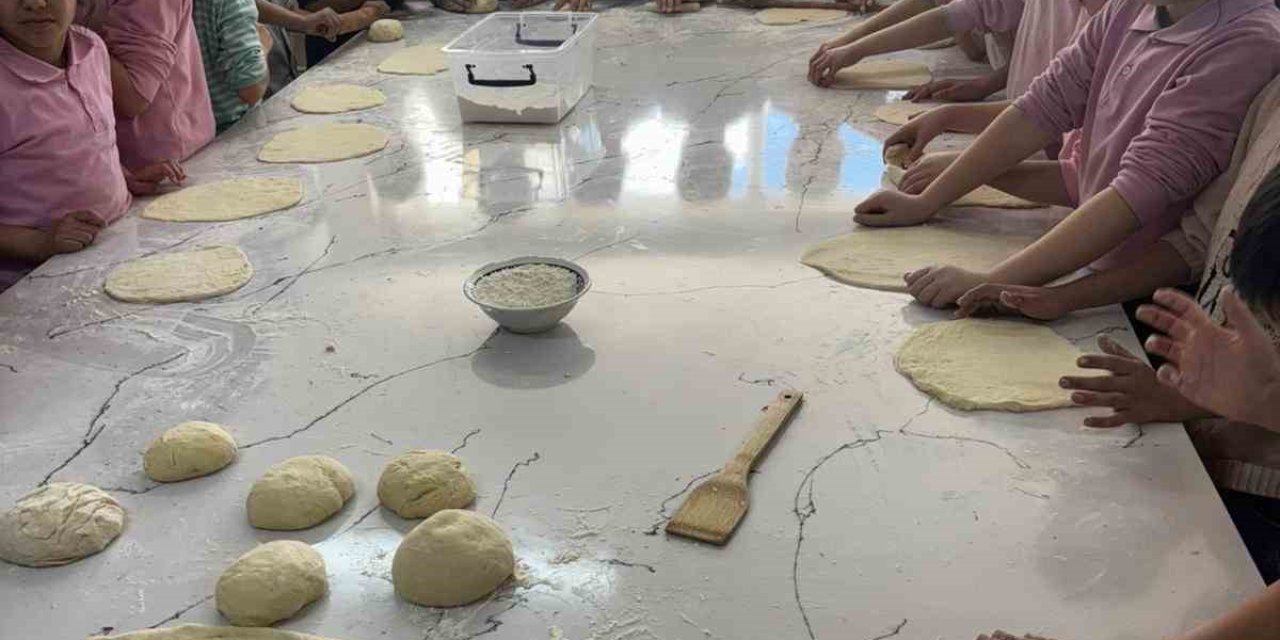 Miniklerin pişirdikleri sıcacık pideler kalpleri de ısıttı