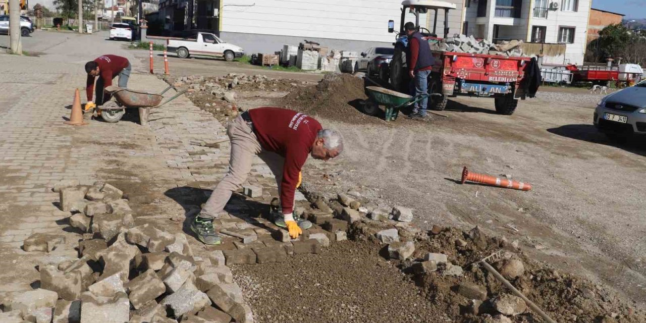 Nazilli’de yol seferberliği, bozulan parkeler yenileniyor