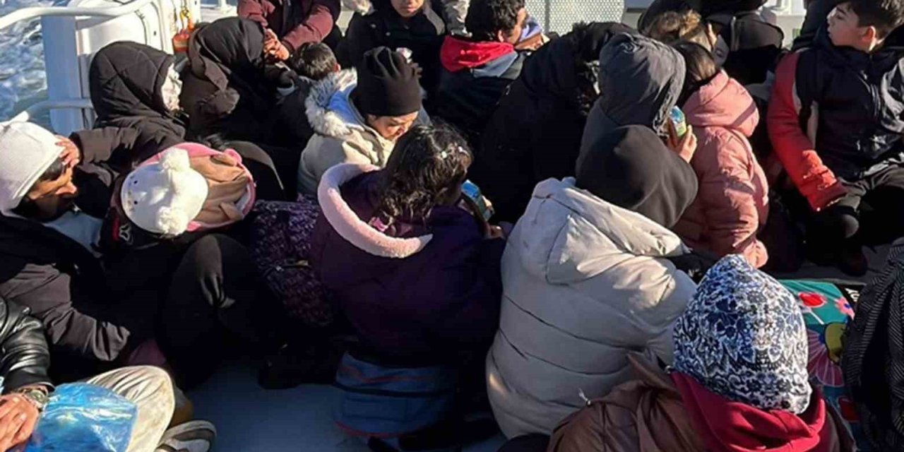 Düzensiz göçmenler karada mahsur kaldı