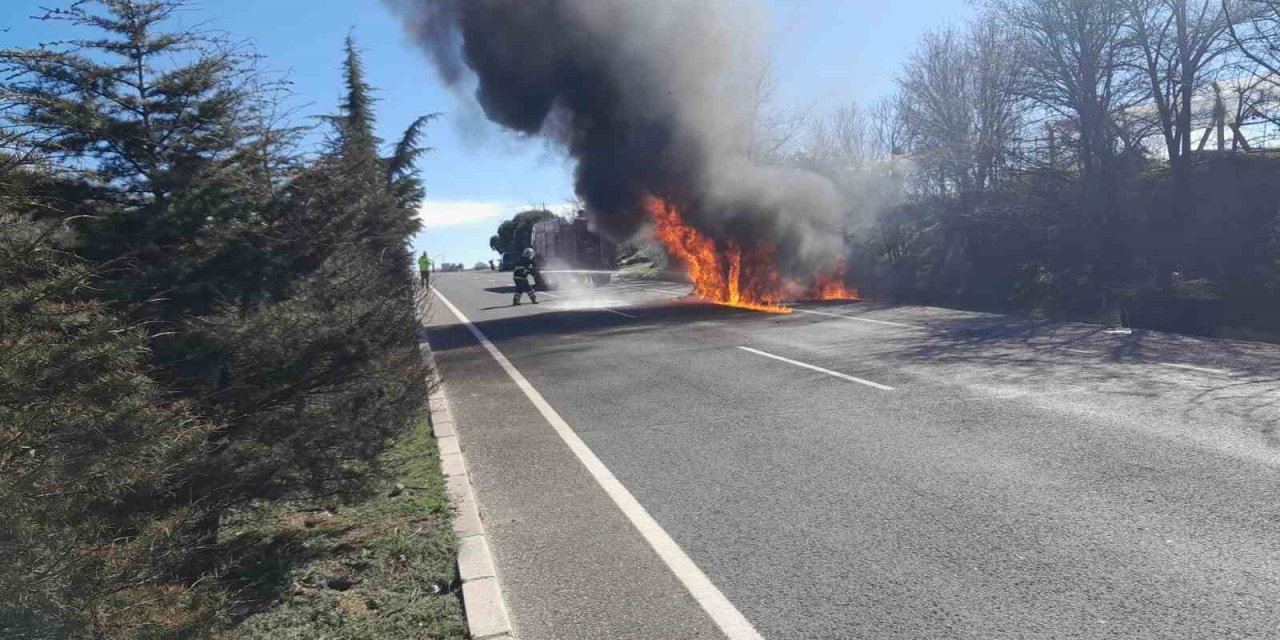 Uşak’ta yangın çıkan cip küle döndü
