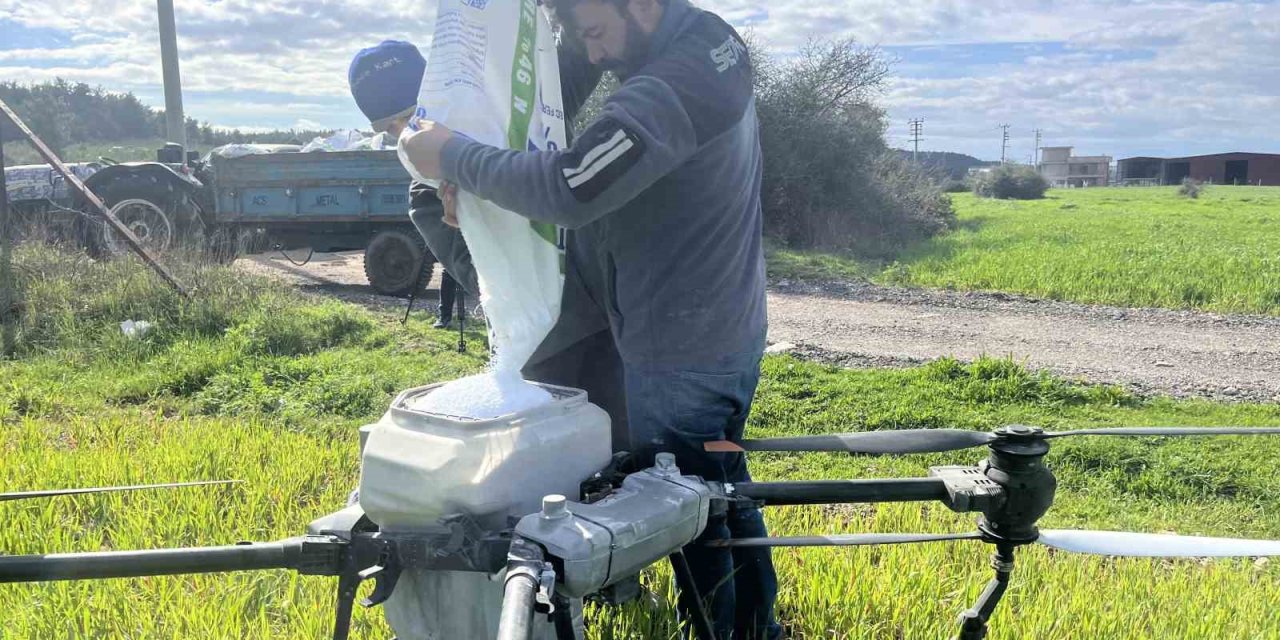 Yağmurdan çamura dönen tarlalarda çiftçi çözümü dronda buldu