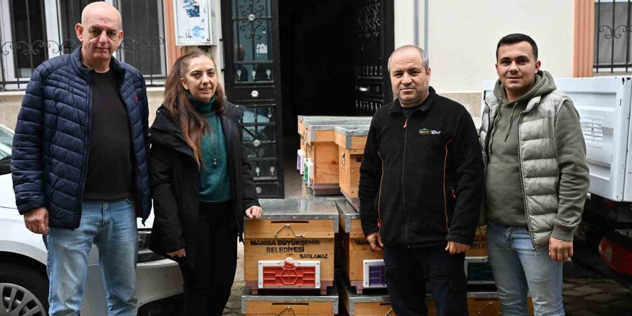 Manisa Büyükşehir’den sel mağduru arıcıya kovan desteği