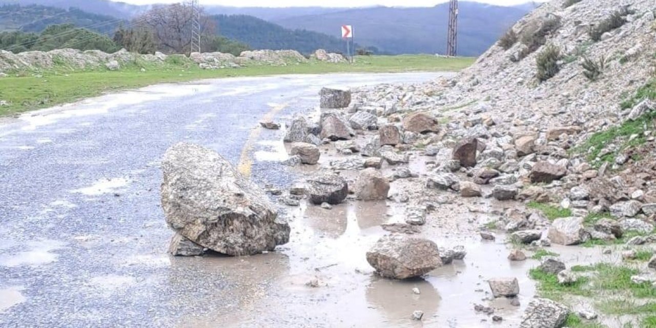 Yağış sonrası topraktan kaydı, kayalar yolu kapattı