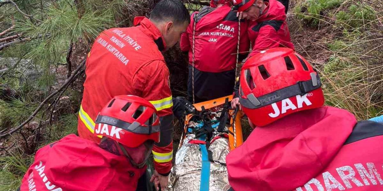 Kabak Koyu’nda kayalıklardan düşen genç kurtarıldı