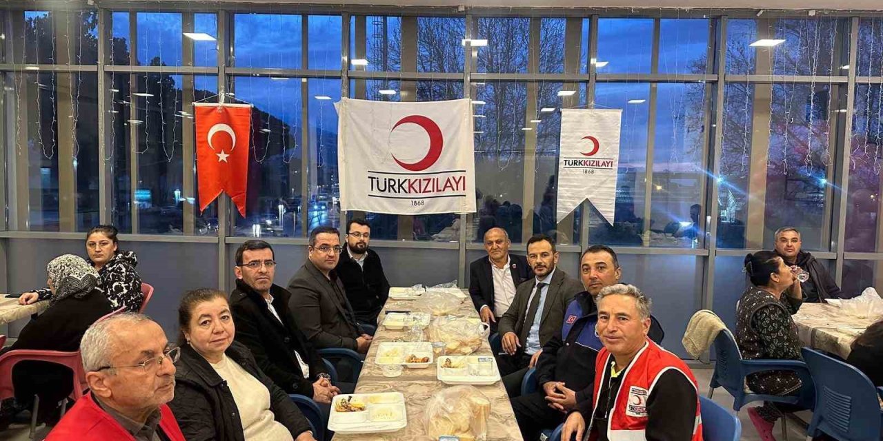Kaymakam Dalak kurum amirleriyle Kızılay’ın iftarında vatandaşlarla buluştu