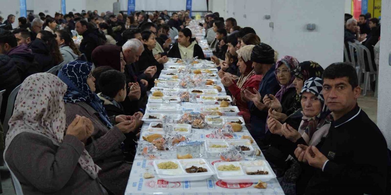 Büyükşehir’in iftar sofrasında oruçlar dualarla açıldı