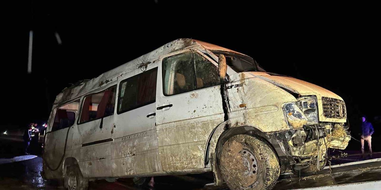 İşçi servisi şarampole devrildi: 17 yaralı