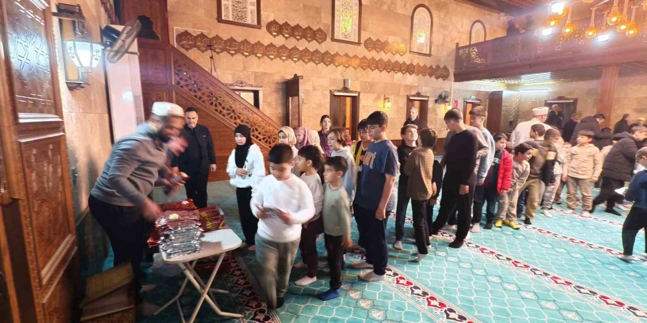 Manisa’da teravih sonrası çocuklara sürpriz