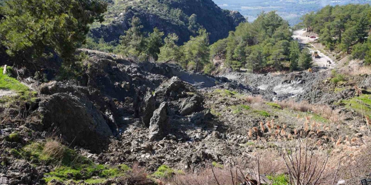 Seydikemer’de heyelan nedeniyle yol kapandı