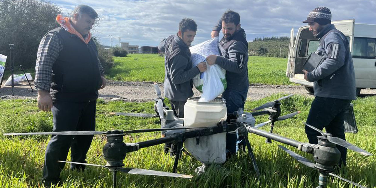 Çamura saplanan tarlalara havadan çözüm: Çiftçiler gübreyi dronla atıyor