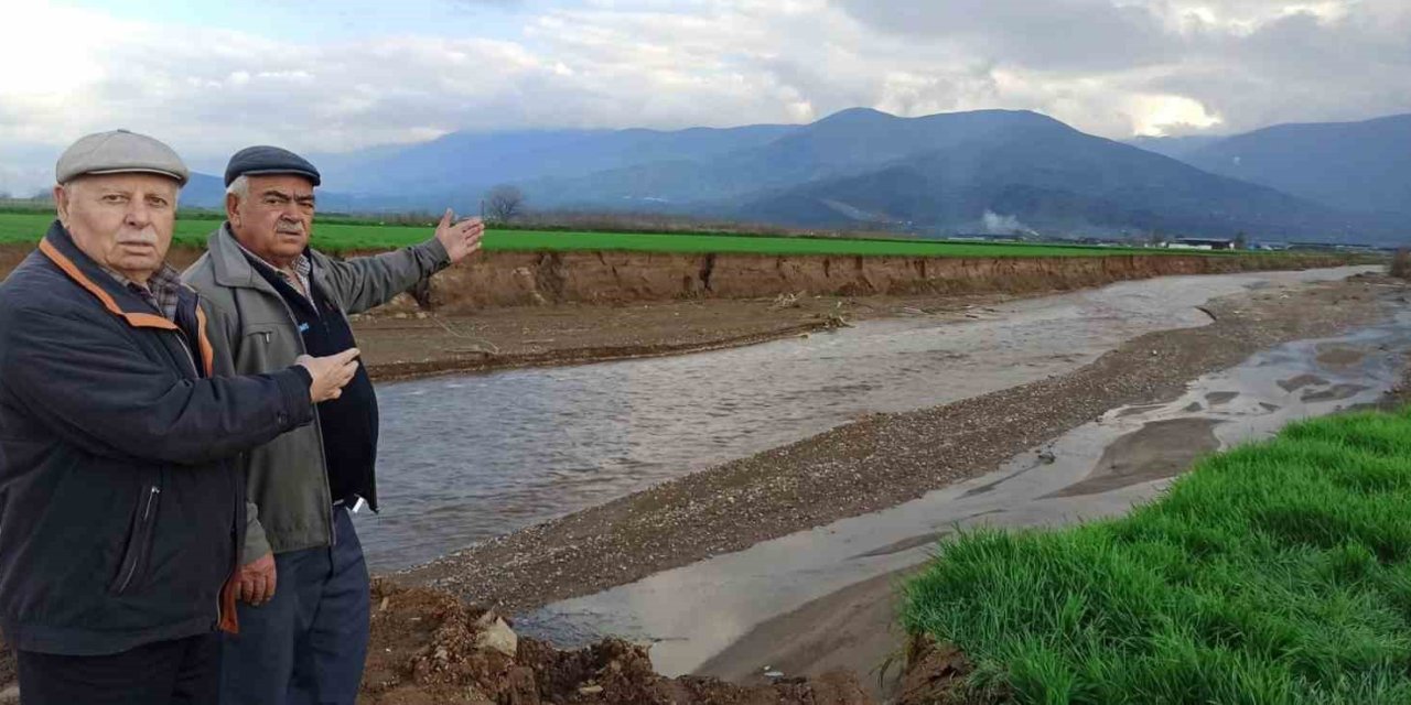 Ödemiş’te baraj tahliye suyu sel oldu, geçtiği tarlaları küçülttü