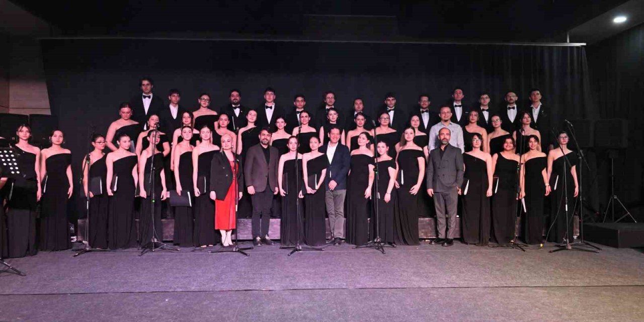 Çok sesli gençlik ve çocuk korosu sanatseverlerle buluştu