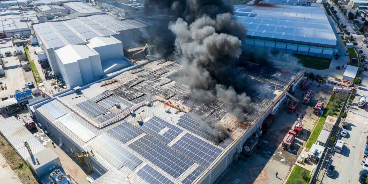 Oyuncak fabrikasındaki yangın dronla görüntülendi