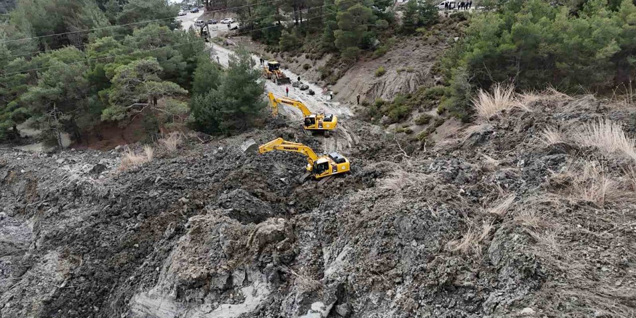 Muğla Büyükşehir ekiplerinden yaşanan heyelana anında müdahale