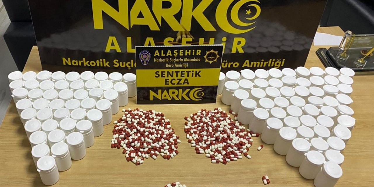Alaşehir’de araçta binlerce sentetik ecza ele geçti: 2 tutuklama