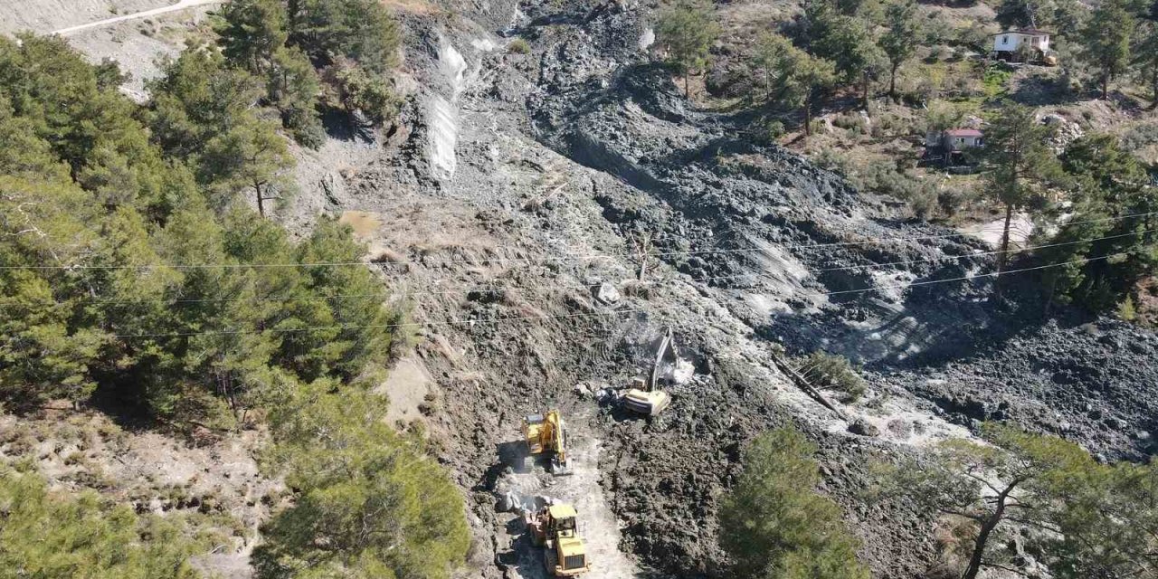 Seydikemer’de heyelan sonrası ekipler çalışmalarını sürdürüyor