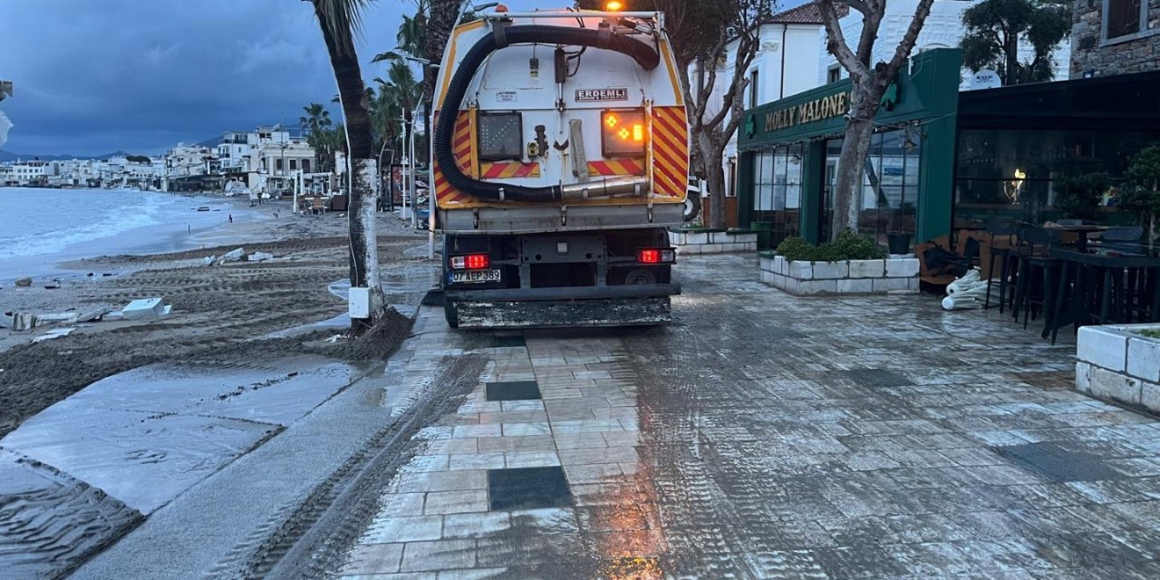 Belediye ekiplerinden fırtına ve yağmur sonrası kapsamlı temizlik