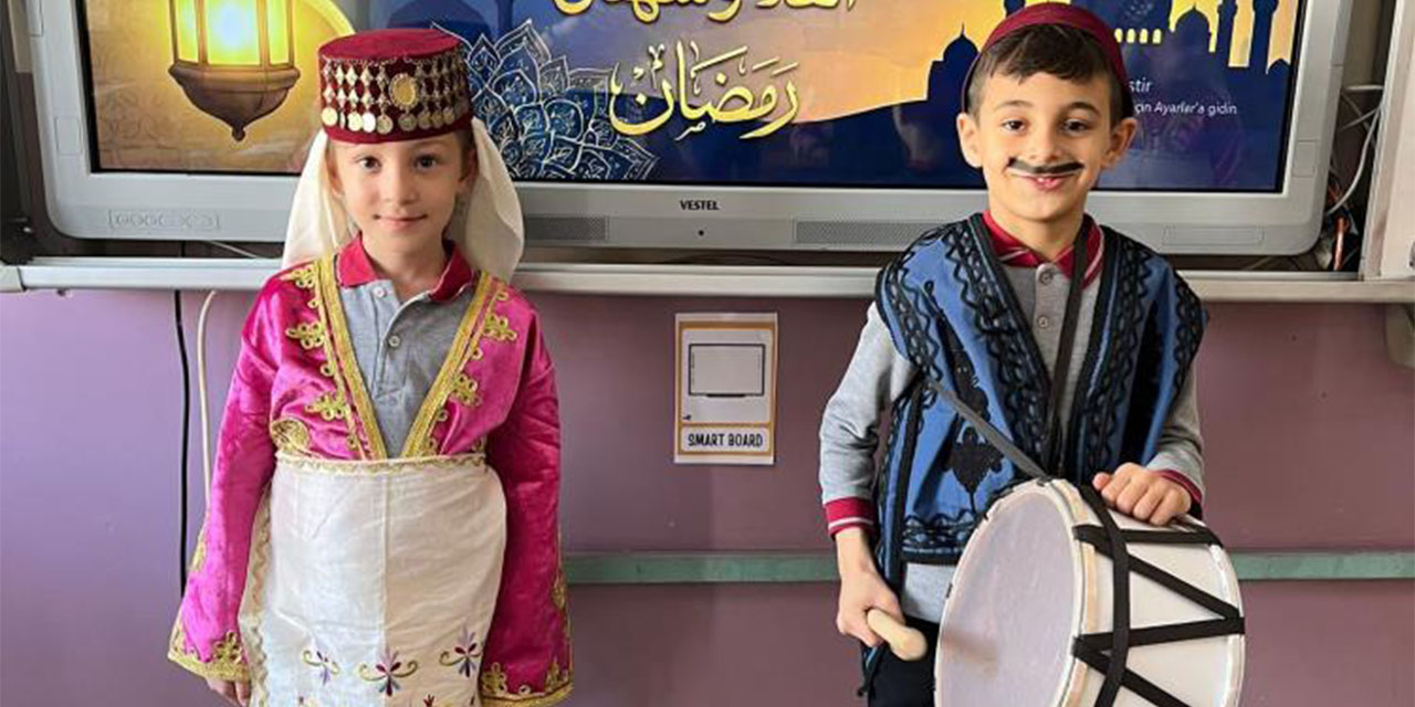 Küçük davulcular mahalleyi şenlendirdi