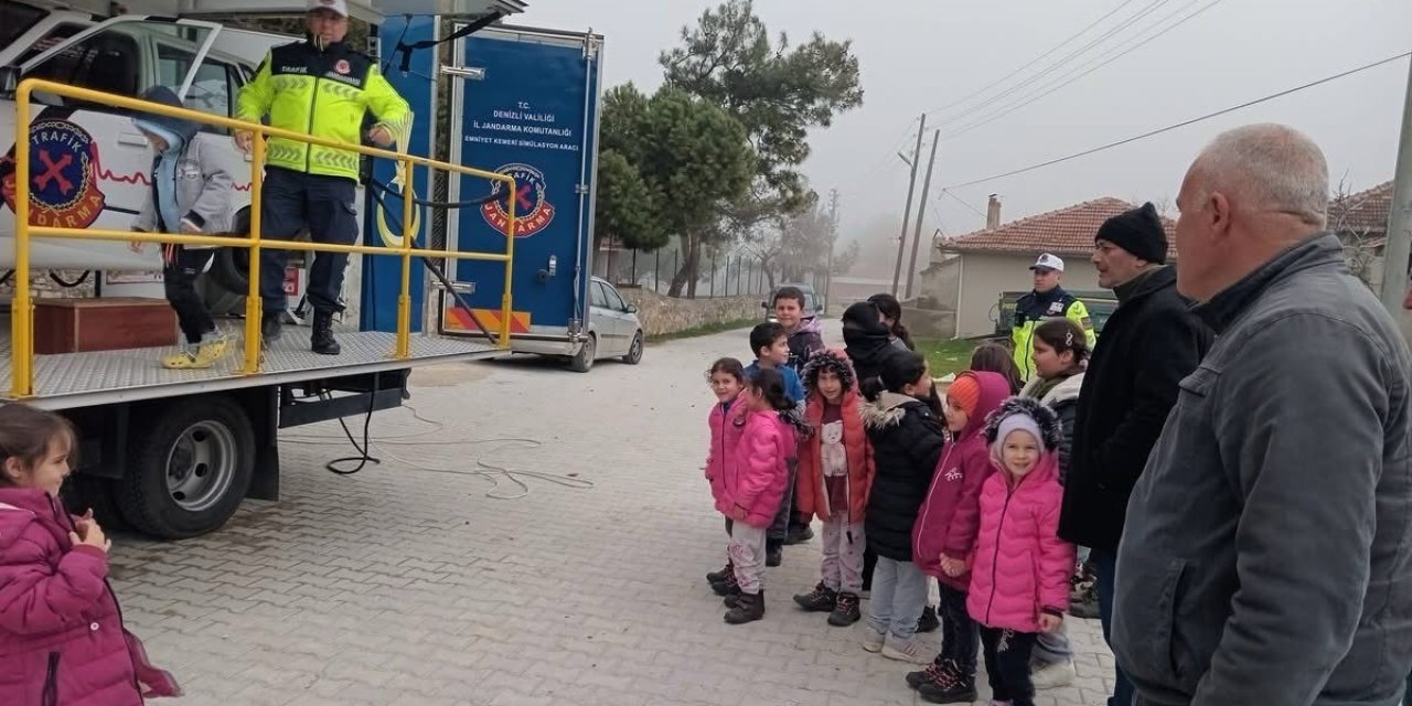 Jandarmadan çocuklara emniyet kemeri eğitimi