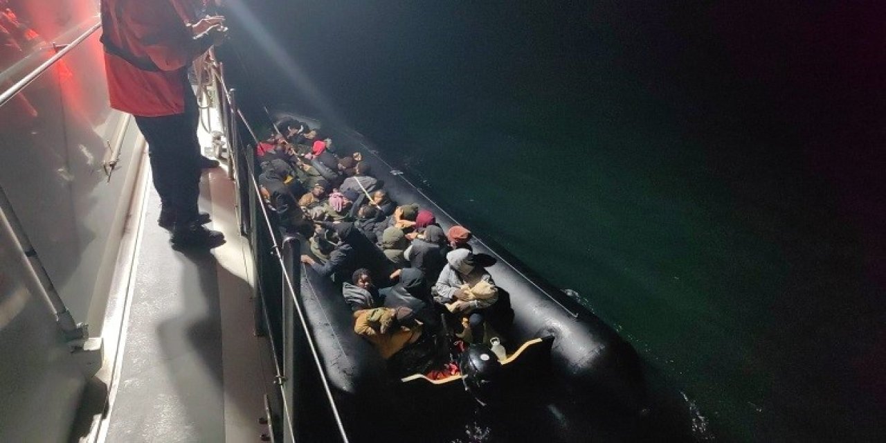 İzmir açıklarında 59 düzensiz göçmen yakalandı