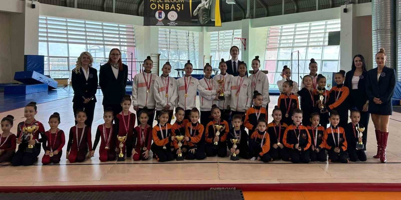 Minik cimnastikçilerden Özay Gönlüm’e vefa