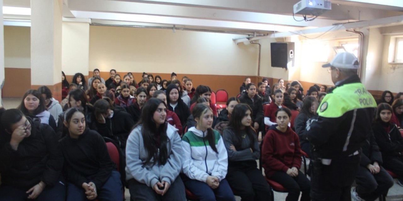 Salihli’de lise öğrencilerine hayat kurtaran trafik eğitimi