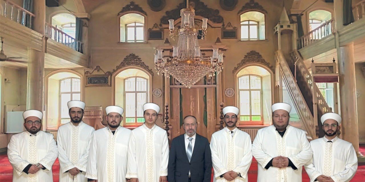 Salihli’ye atanan din görevlileri cübbe giydi