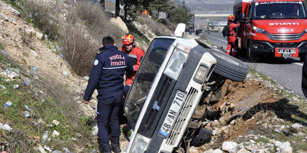 Kaza yapan Tofaş aracın içinde sıkışan vatandaşı itfaiye ekipleri kurtardı