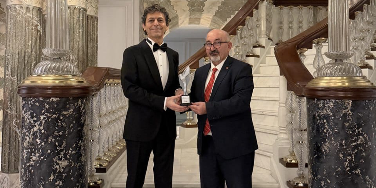 Akif Manaf’a bir barış ödülü daha: Dünyaca ünlü yazar Egeyön Barış Ödülünü aldı