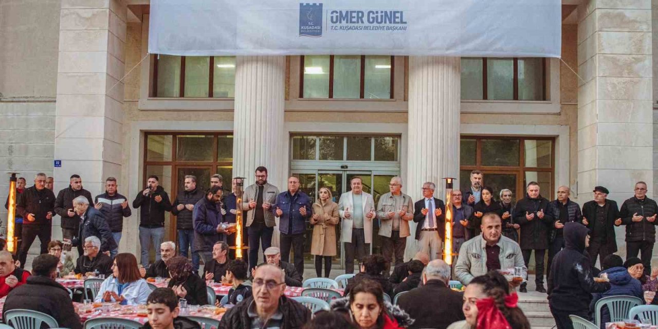 Davutlar’da oruçlar Kuşadası Belediyesi’nin iftar sofrasında açıldı
