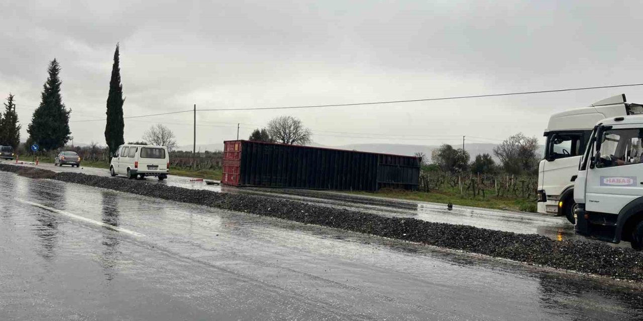 Denizli’de kayganlaşan yolda tırın dorsesi yola savruldu