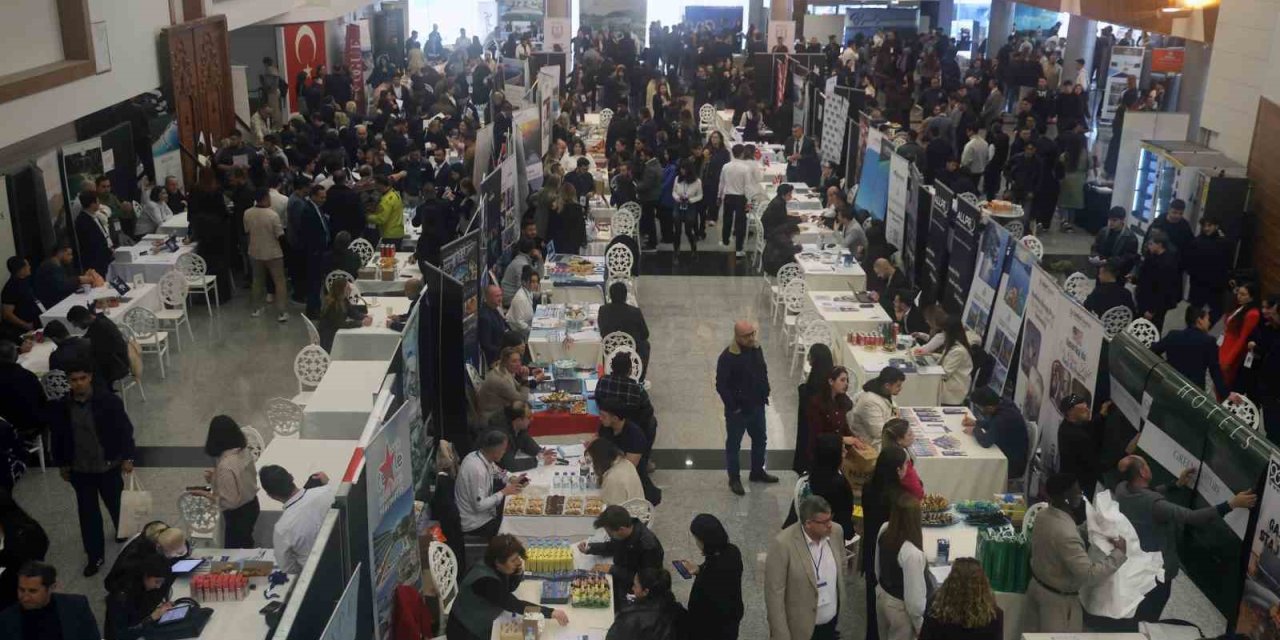 Turizm profesyonelleri öğrencilerle buluştu