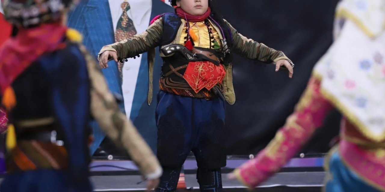 Halk oyunlarında sahne okulların