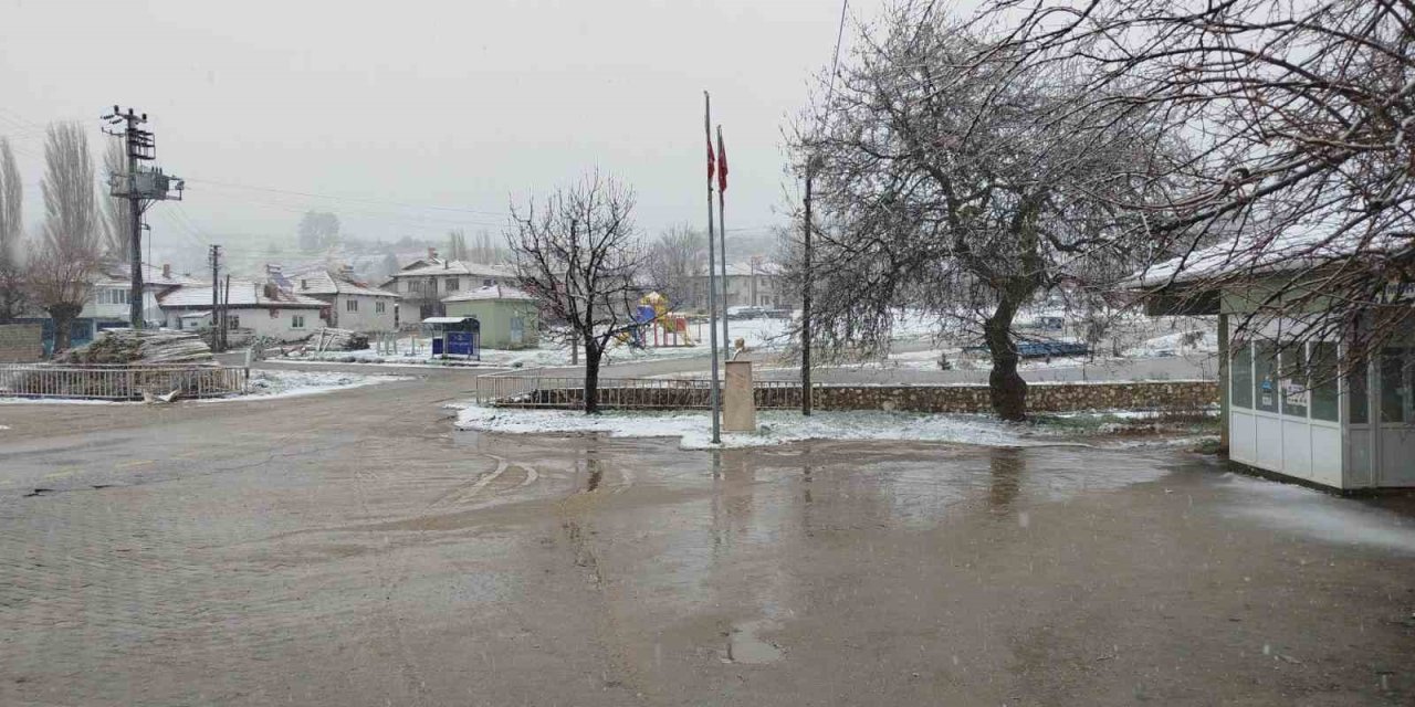 Buldan’ın yüksek kesimlerinde kar yağışı etkili oldu