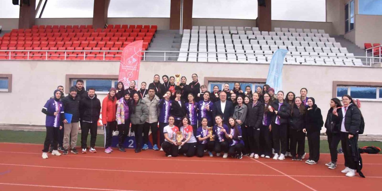 Genç Kızlar Kriket’te şampiyon Spor Lisesi oldu