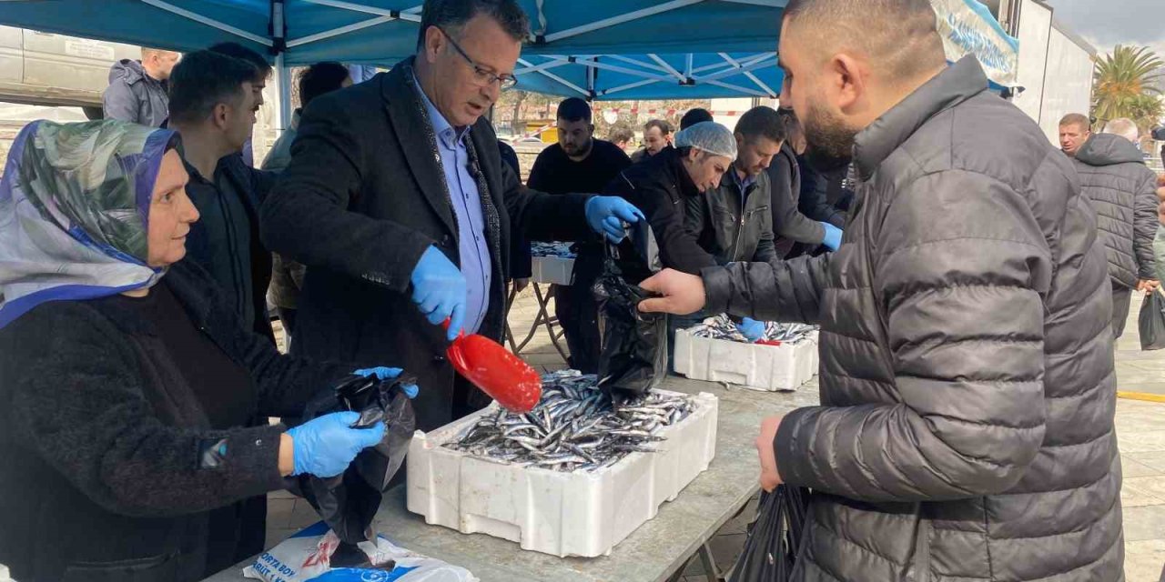 Manisa’da belediyenin ikramı 8 ton hamsi 1 saatte tükendi