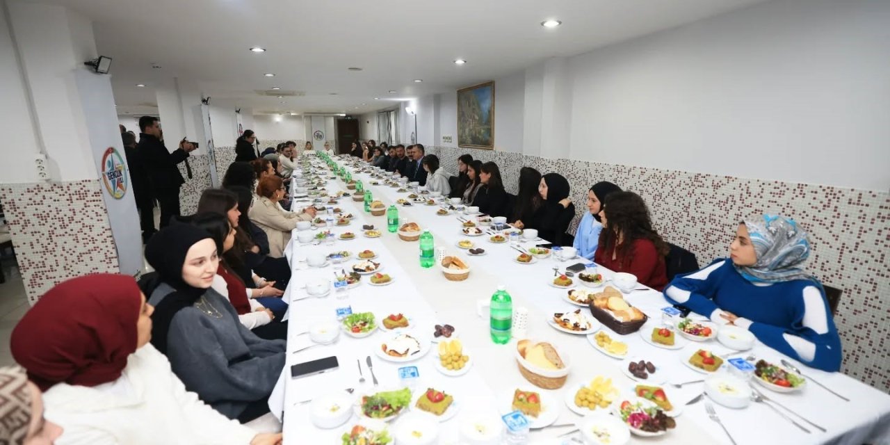 Muğla Valisi Dr. Akbıyık, Köyceğiz’de düzenlenen iftarda gençlerle sohbet etti