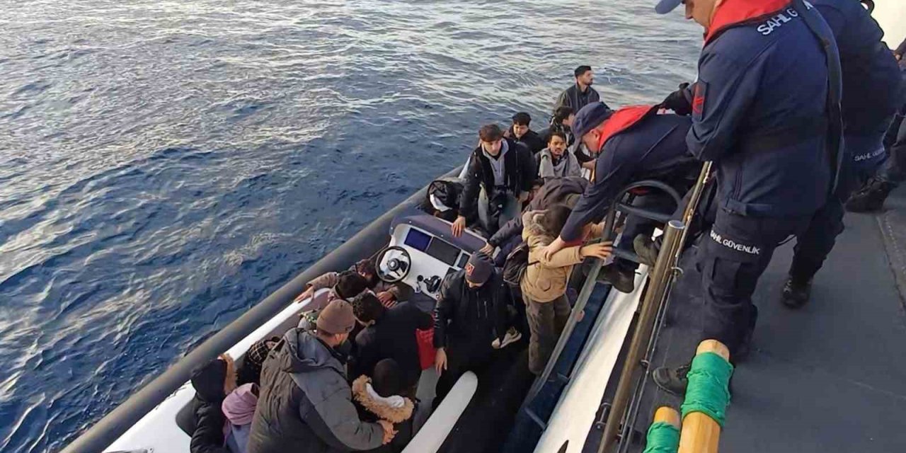 25 düzensiz göçmen ve 2 göçmen kaçakçılığı şüphelisi yakalandı
