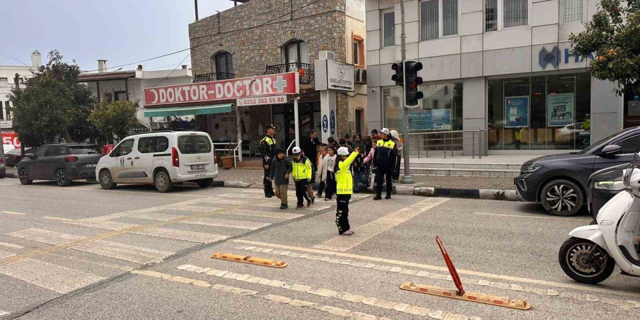 Bodrum’da öğrencilere uygulamalı trafik eğitimi