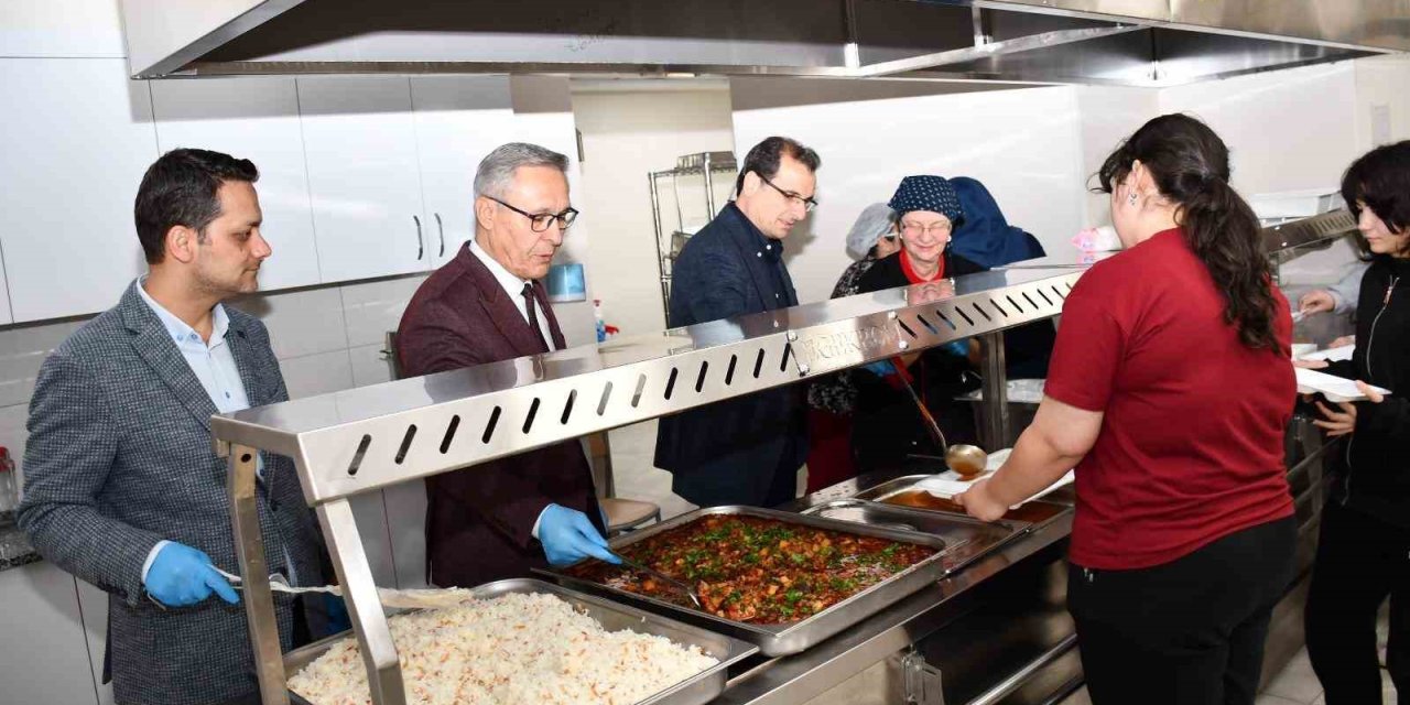 Salihli Kaymakamı Güldoğan, öğrencilerle iftar yaptı