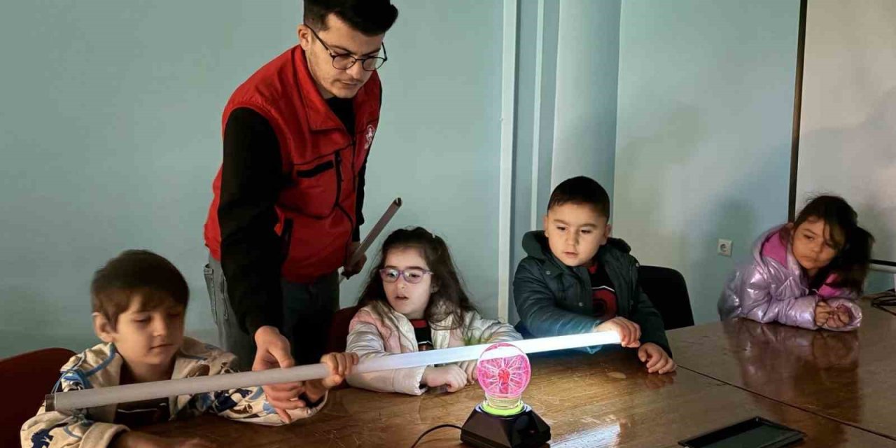 Minikler ’Tesla Bobini’ ile bilimin izini sürdü