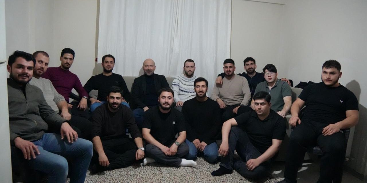 Başkan Arıkan sahurda gençlerle buluştu, kendi elleriyle menemen yaptı