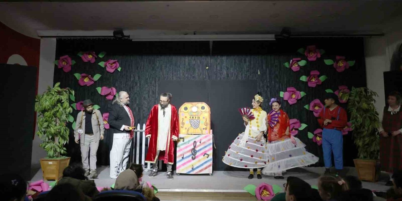 Aydın Büyükşehir Belediyesi’nden çocuklara tiyatro şöleni