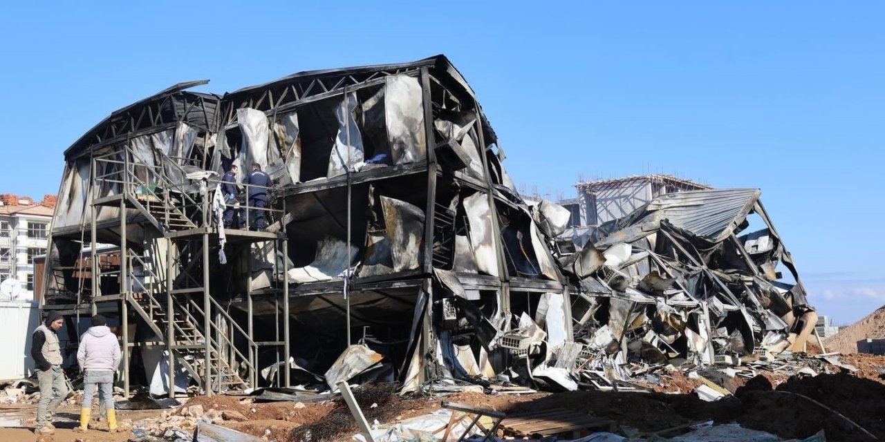 Başkan Şimşek’ten yangın çıkan TOKİ şantiyesinde inceleme