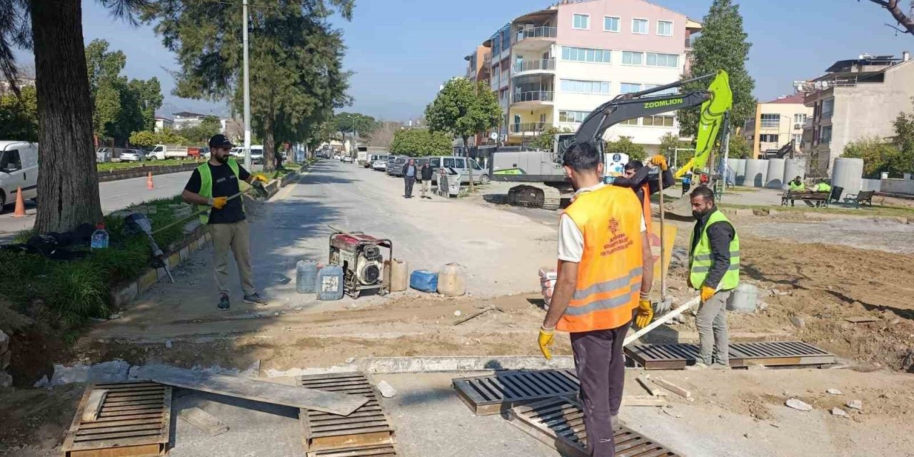 Büyükşehir ekipleri kentin dört bir yanında çalışmalarını sürdürüyor