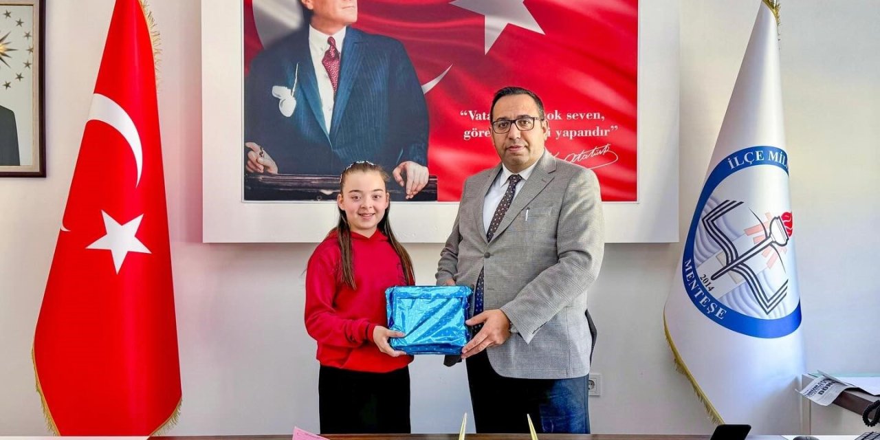 Menteşeli Azra İstiklal Marşı okuma yarışmasında Türkiye birincisi oldu