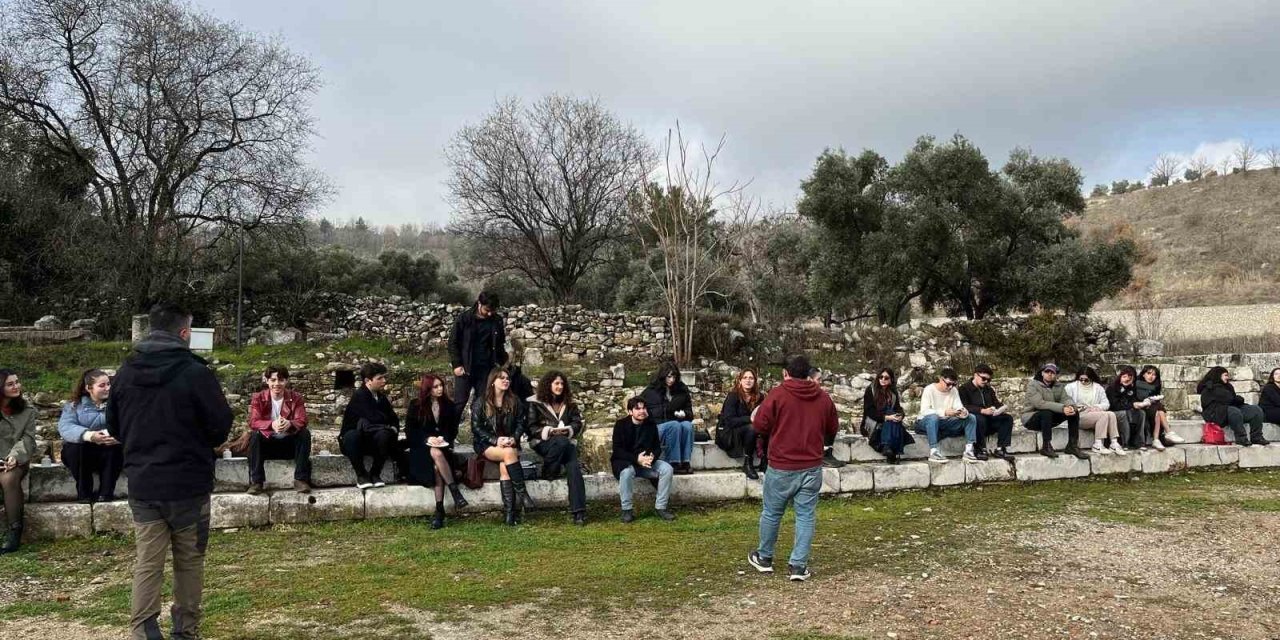 Genç eller geçmişin izlerini seramik ile şekillendirdi