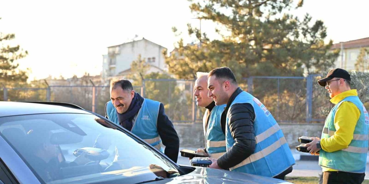 Demirci’de iftar saatine yolda yakalanan sürücülere iftariyelik ikramı