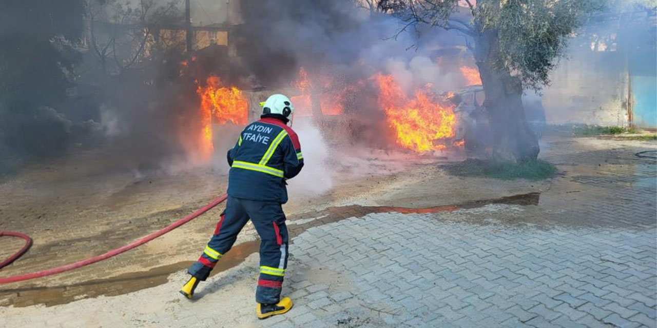Nazilli’de feci yangın: İki otomobil saniyeler içerisinde kül oldu